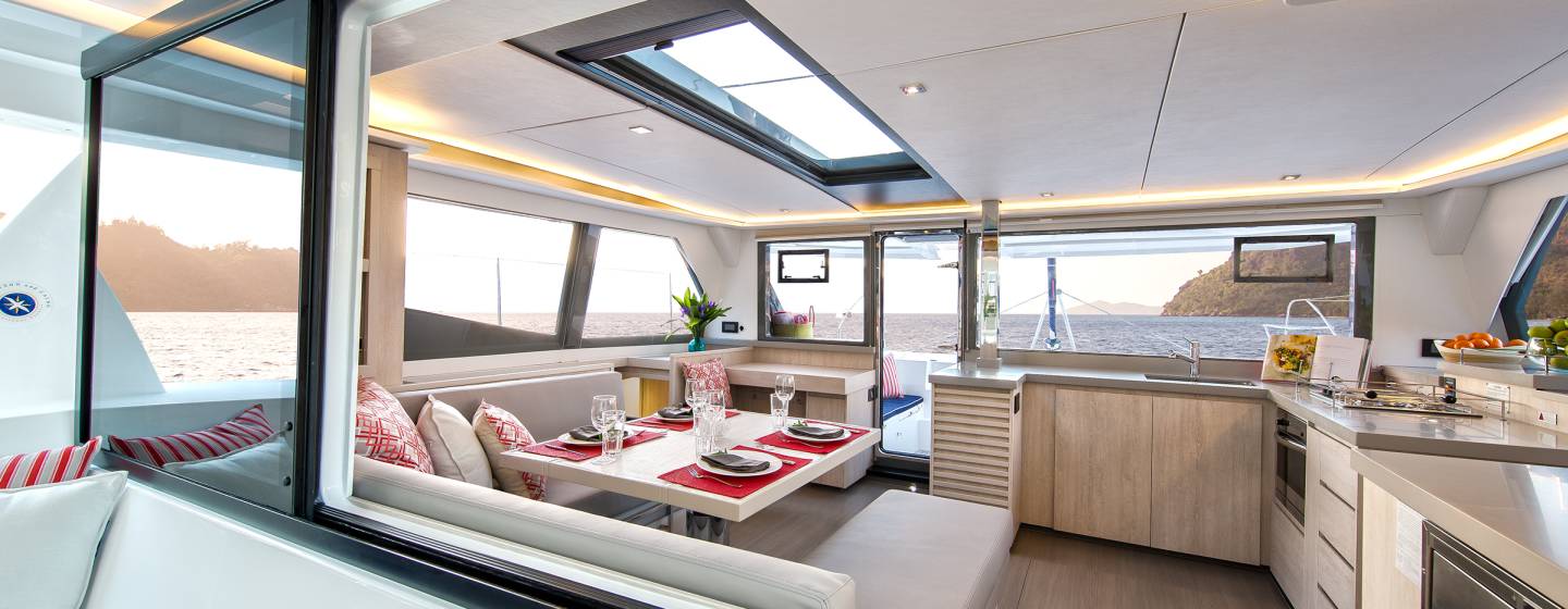 Moorings 4500 salon